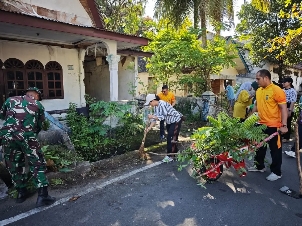 Personel Polres Sibolga dan TNI Gelar Gotong Royong