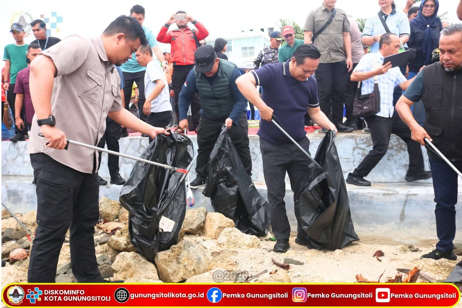 Wali Kota Gunungsitoli Kurve bersama Gubernur Sumut di Pantai Sorake