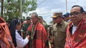 Kasum Richard Diulosi Suster, Kepedulian TNI AD Bersihkan Sekolah Terendam Banjir