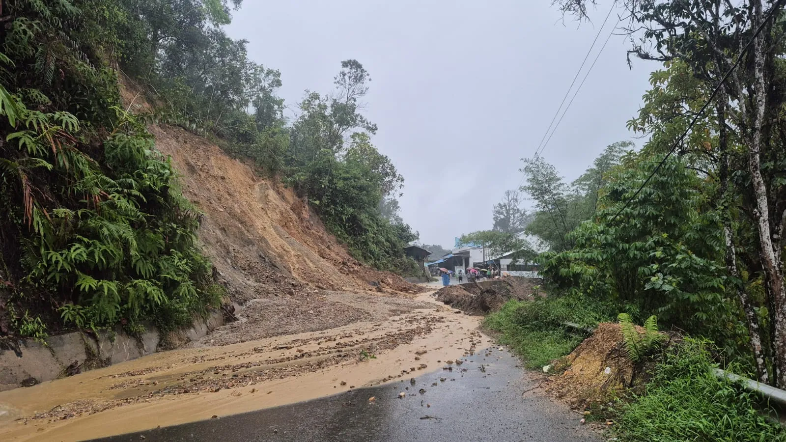 Tapteng Kembali Diterjang Longsor, Jalan Nasional Sibolga – Tarutung Lumpuh Tidak Bisa Dilalui Kendaraan