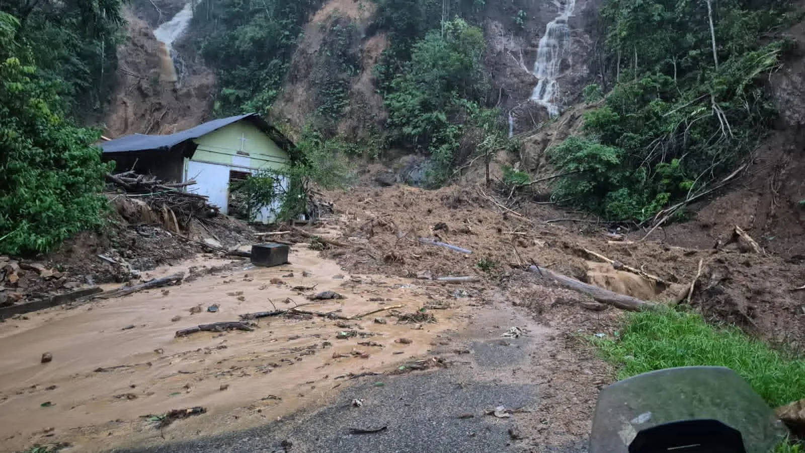 Longsor dan Banjir di Tapteng, Akses Jalan Medan-Sibolga Akses Putus