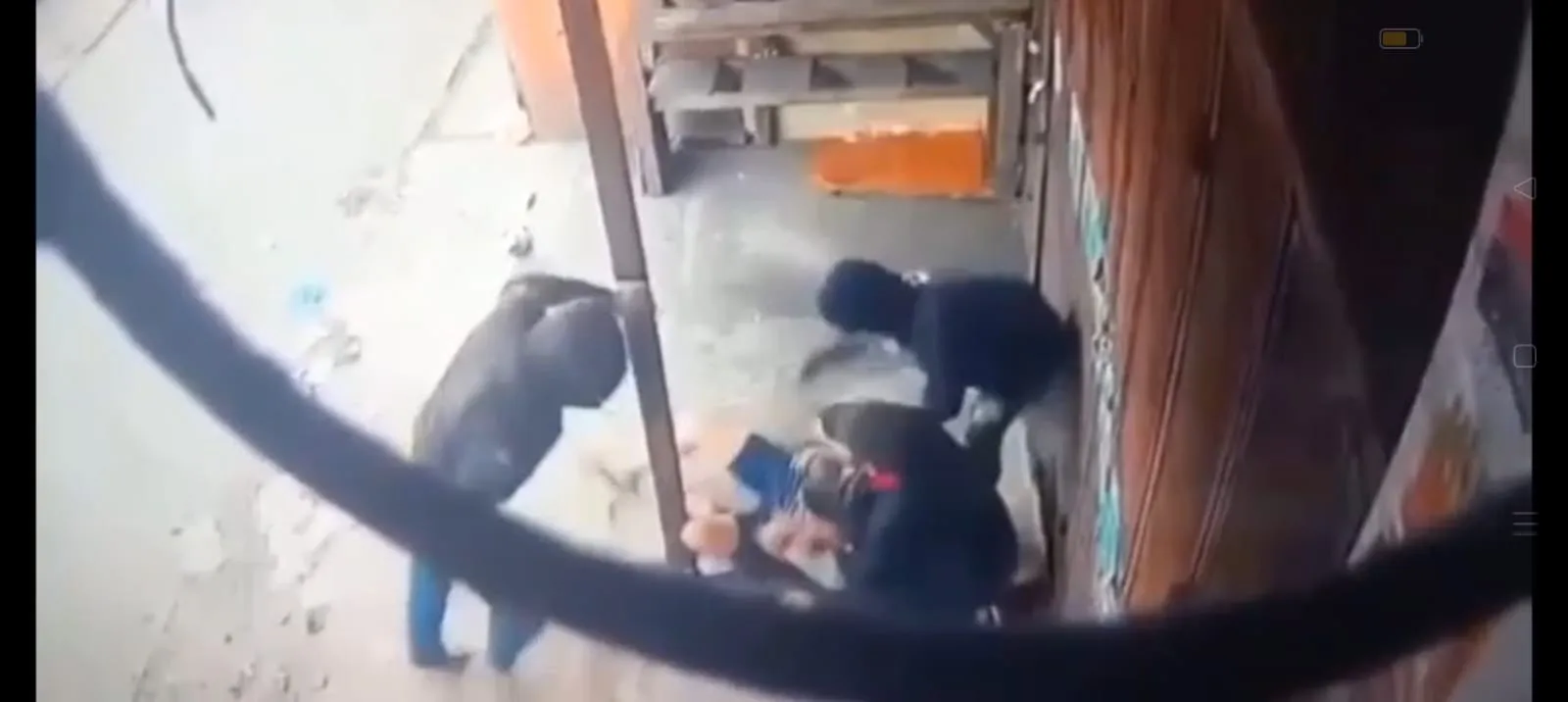 Terekam CCTV, Diduga Hendak Marampok, Tiga Penjahat Aniaya Seorang Pria di Belawan