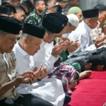 Gubernur Sumut Bobby Nasution Salat Tarawih di Lokasi Terdampak Bencana Tukka Tapteng