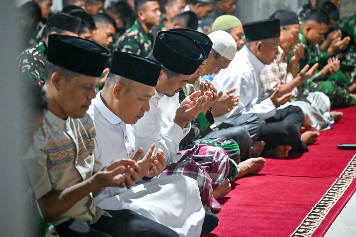 Gubernur Sumut Bobby Nasution Salat Tarawih di Lokasi Terdampak Bencana Tukka Tapteng