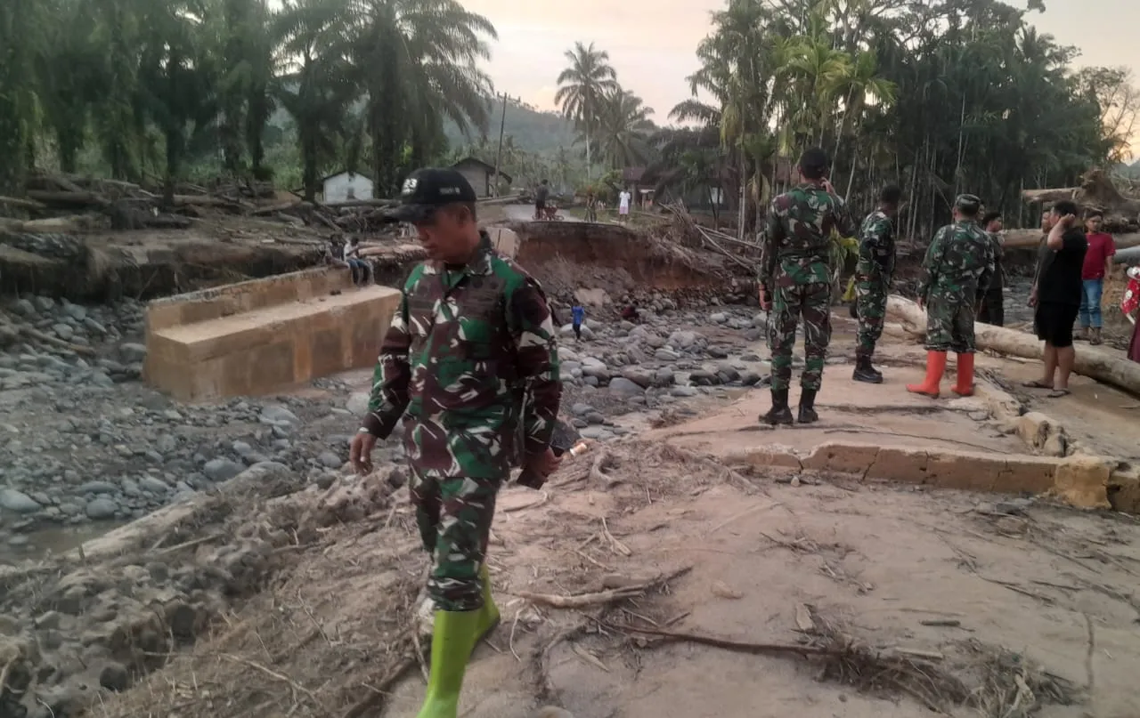 Danrem 023/KS Tinjau Pembuatan Jembatan Baru di Kecamatan Barus