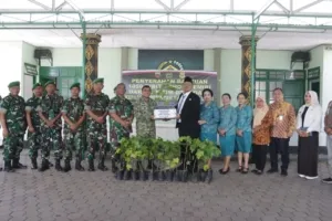 Program Dairi Asri, Kodim 0206/Dairi Serahkan 1.050 Bibit Kemiri ke Pemkab Dairi