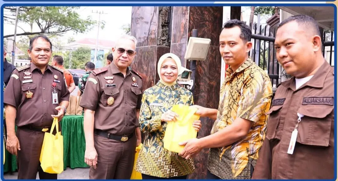 Kajati Sumut Berbagi Bekal Ramadhan kepada Masyarakat