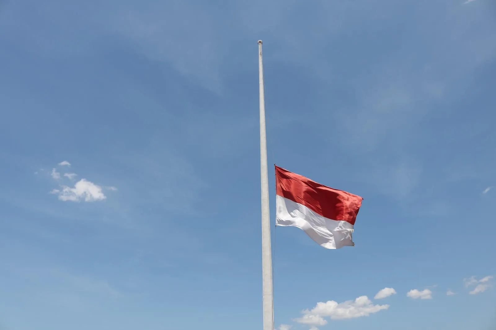 Wapres Ke-6 RI Try Sutrisno Wafat, Pemerintah Instruksikan Pengibaran Bendera Setengah Tiang Selama 3 Hari