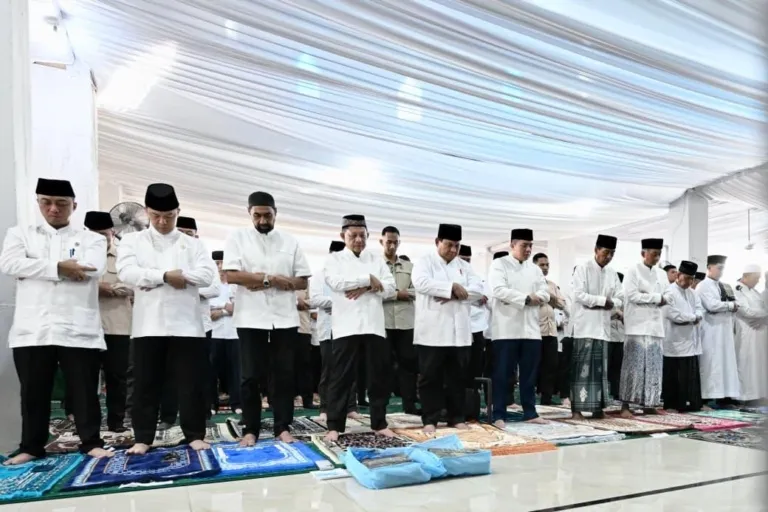 Presiden Prabowo Shalat Idulfitri di Masjid Darussalam Aceh Tamiang