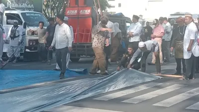 Aksi Damai Aliansi Umat Islam Bentang Terpal di Depan Kantor Wali Kota Medan Dukung Surat Edaran