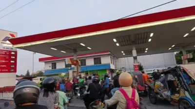 Imbas Perang Israel–Iran Picu Panic Buying, Ratusan Motor Antre BBM di SPBU Medan