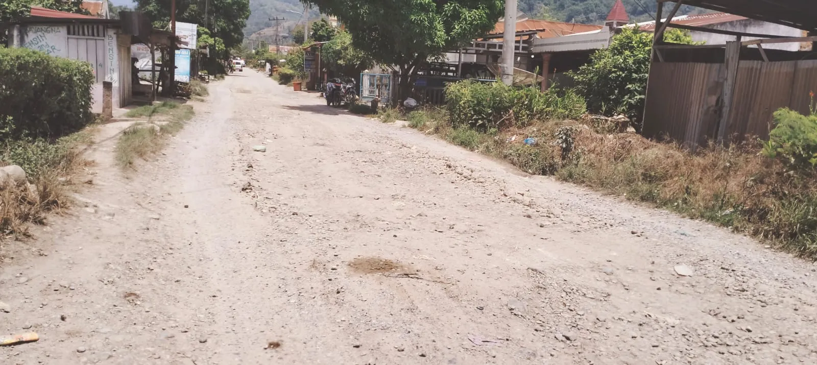 Jalan di Karo Rusak, Saat Kemarau Berdebu dan Saat Hujan Berkubang