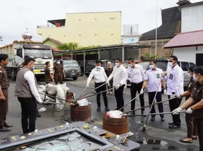 Kejari Karo Musnahkan Barang Rampasan Perkara yang Inkracht