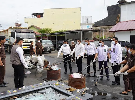 Kejari Karo Musnahkan Barang Rampasan Perkara yang Inkracht