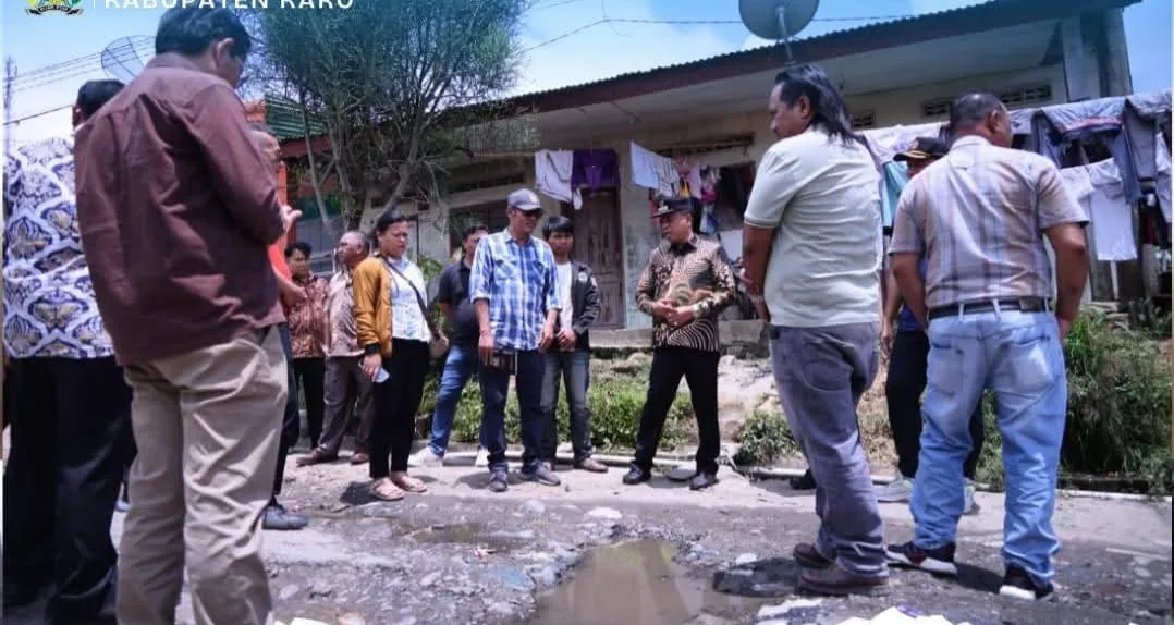 Bupati Karo Tinjau Jalan Rusak dan Drainase di Desa Cinta Rakyat