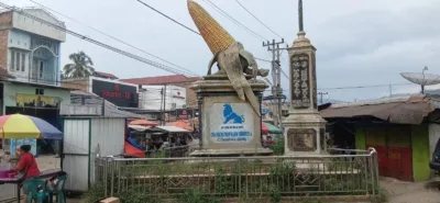Ikon Tigabinanga Memprihatin, Tugu Jagung  Ditumbuhi Rumput Liar