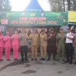 Forkopimda Karo Beri Parcel Lebaran untuk Petugas Ops Ketupat Toba 2026