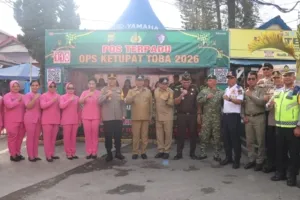 Forkopimda Karo Beri Parcel Lebaran untuk Petugas Ops Ketupat Toba 2026