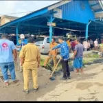 Gotong Royong Bersihkan Drainase, Camat Juhar Turun Langsung Bersama Warga