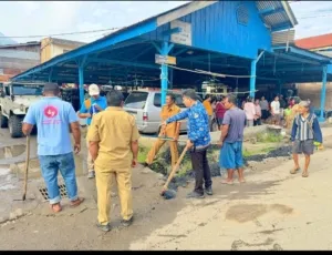 Gotong Royong Bersihkan Drainase, Camat Juhar Turun Langsung Bersama Warga