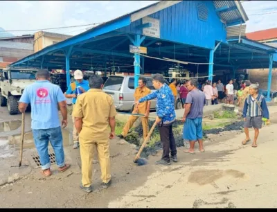 Gotong Royong Bersihkan Drainase, Camat Juhar Turun Langsung Bersama Warga