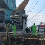 Tugu Jagung Ditumbuhi Rumput Liar, Akhirnya Dibersihkan Dinas Pertanaman Karo