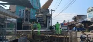 Tugu Jagung Ditumbuhi Rumput Liar, Akhirnya Dibersihkan Dinas Pertanaman Karo