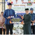 Menjelang Hari Raya, Rico Waas Salurkan Zakat Kepada ASN