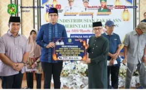 Menjelang Hari Raya, Rico Waas Salurkan Zakat Kepada ASN