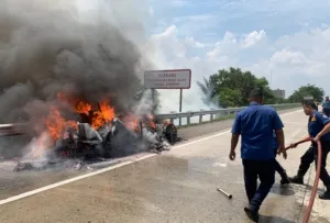 Range Rover Terbakar di Jalan Tol Lubukpakam