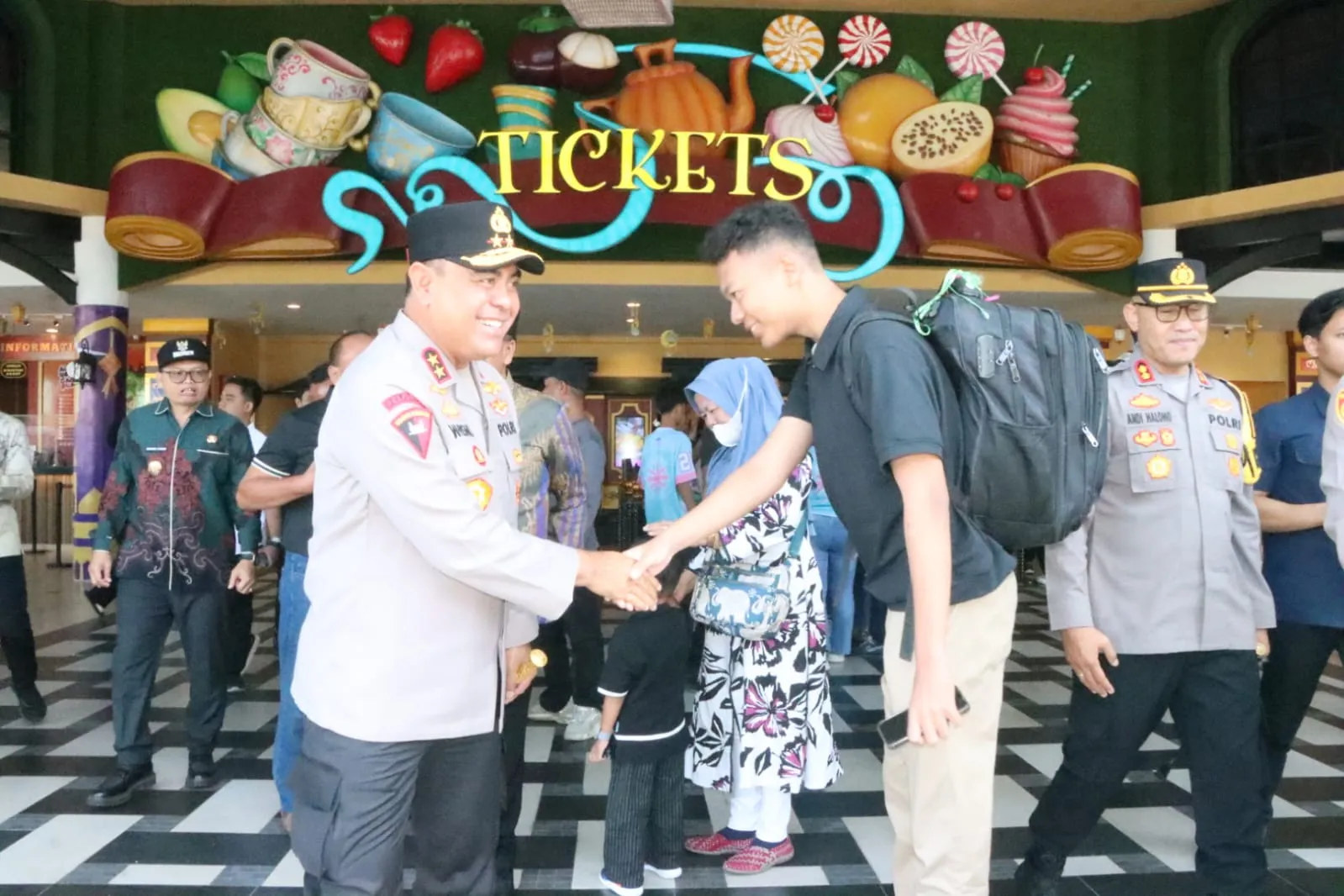 Kapolda Sumut Sapa Warga di Berastagi, Kehangatan Polisi di Tengah Pengamanan Lebaran