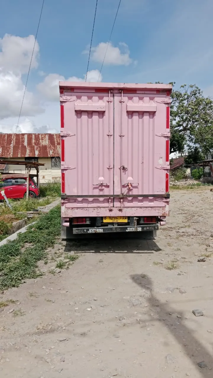 Salip Kurang Hati-Hati, Truck Isuzu Box Tabrak Pemotor Hingga Tewas