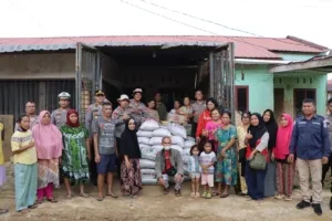 Polres Tapteng Salurkan Bantuan Pangan ke Warga Terdampak