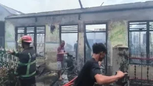 Diduga Akibat Korsleting Listrik, Tiga Rumah di Jalan Bromo Terbakar