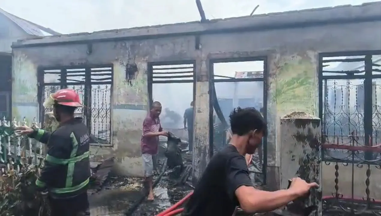 Diduga Akibat Korsleting Listrik, Tiga Rumah di Jalan Bromo Terbakar