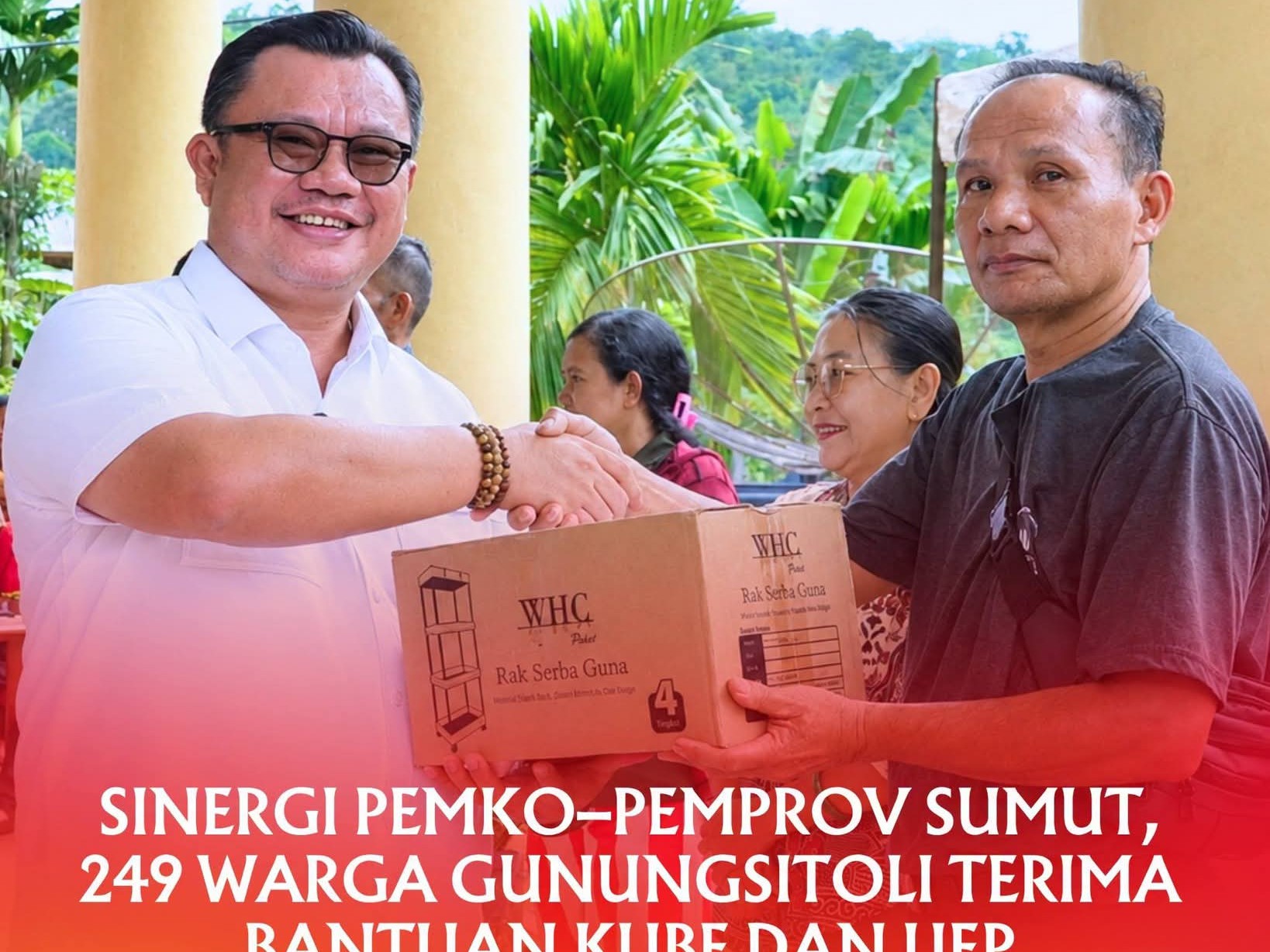 Wali Kota Gunungsitoli menyerahkan bantuan ekonomi produktif kepada warga.