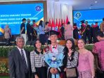 Michael Pratama bersama orang tua dan saudarinya pada wisuda Poltek SSN 2026