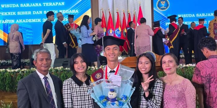 Michael Pratama bersama orang tua dan saudarinya pada wisuda Poltek SSN 2026