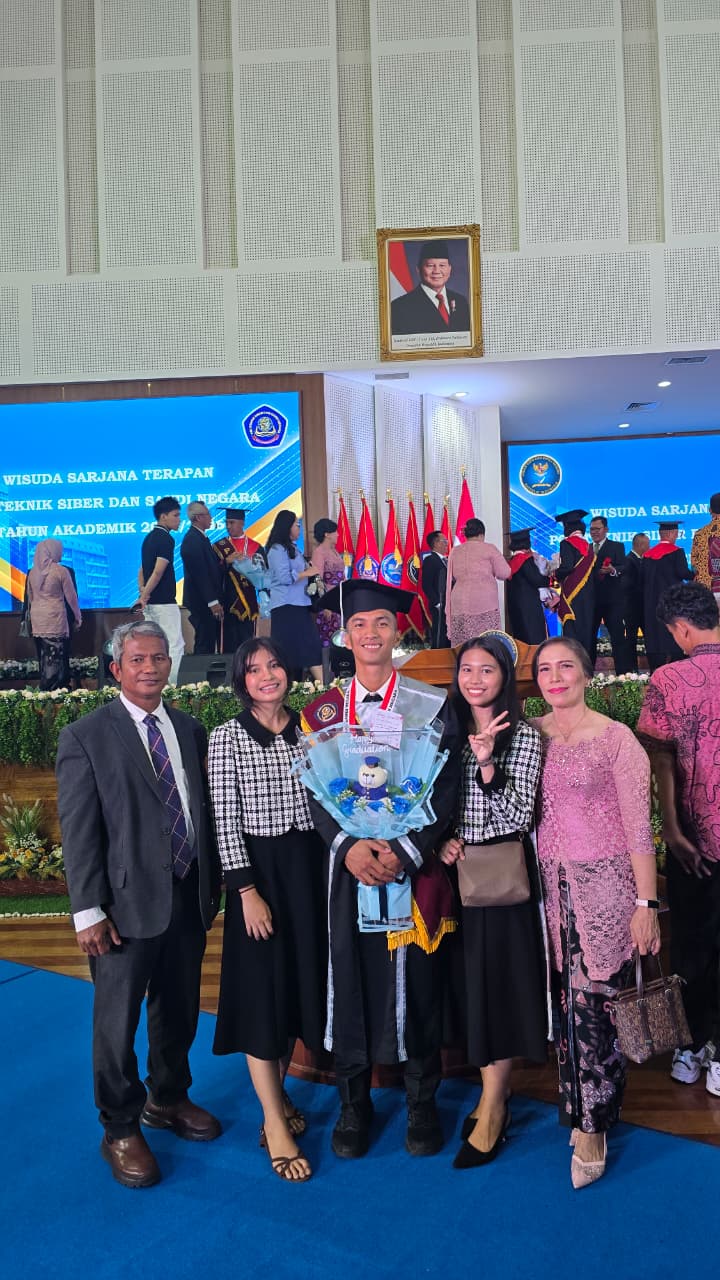 Michael Pratama bersama orang tua dan saudarinya pada wisuda Poltek SSN 2026