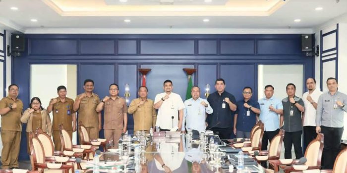 Bupati Karo Antonius Ginting bersama jajaran Pemkab Karo dalam kunjungan kerja membahas program Kampung Kreatif.