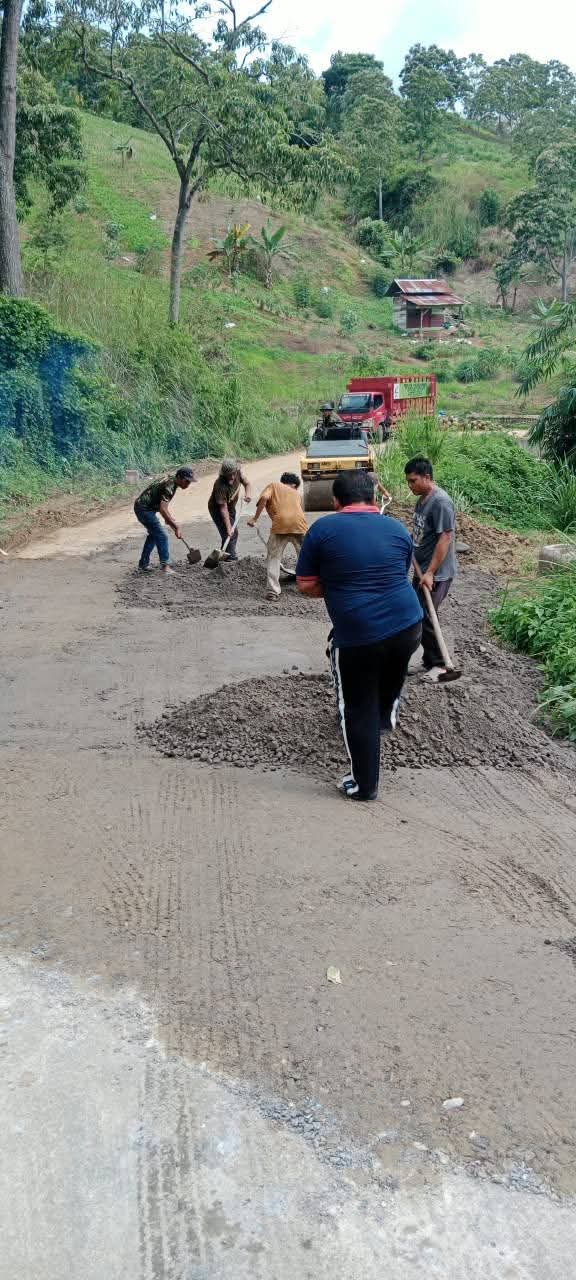 Petugas memperbaiki jalan amblas di kawasan Liang Melas Datas, Kutabangun, Kabupaten Karo.
