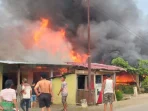 Foto kebakaran 5 rumah semi permanen di Desa Mardingding Kabupaten Karo yang mengeluarkan asap hitam tebal dan kobaran api besar.