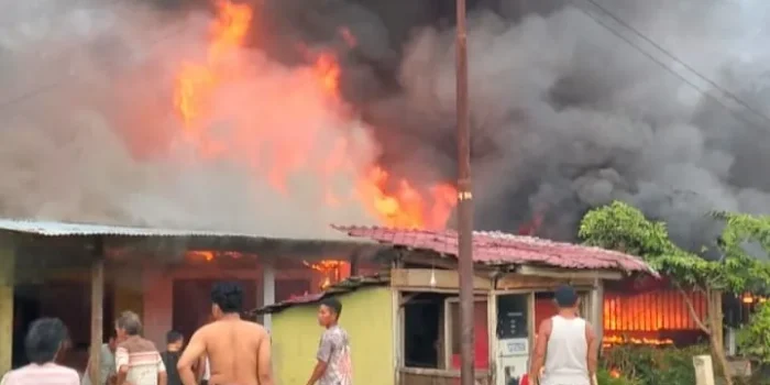 Foto kebakaran 5 rumah semi permanen di Desa Mardingding Kabupaten Karo yang mengeluarkan asap hitam tebal dan kobaran api besar.