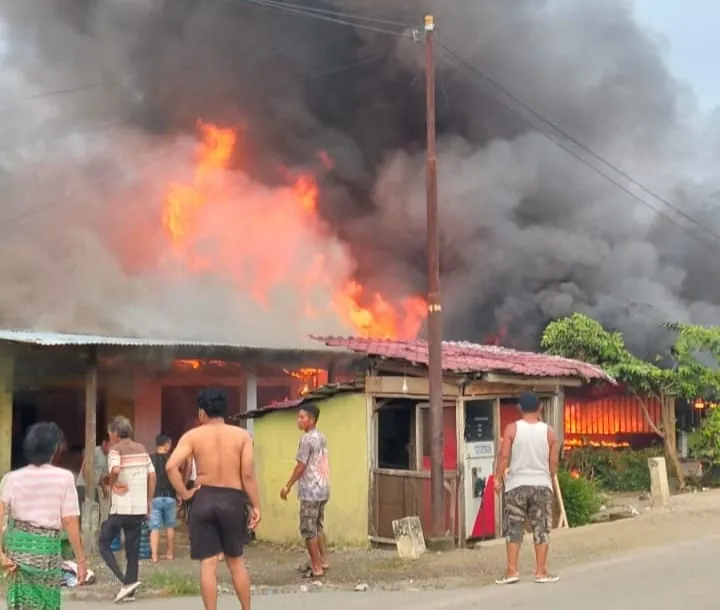 Foto kebakaran 5 rumah semi permanen di Desa Mardingding Kabupaten Karo yang mengeluarkan asap hitam tebal dan kobaran api besar.