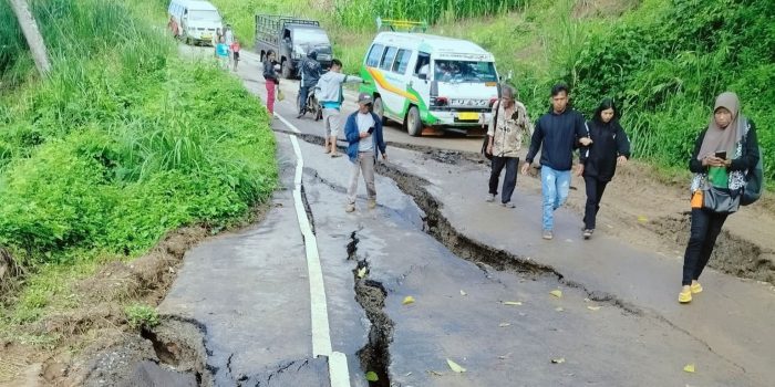 Jalan LMD di Kutabangun, Karo, retak dan amblas akibat curah hujan tinggi.