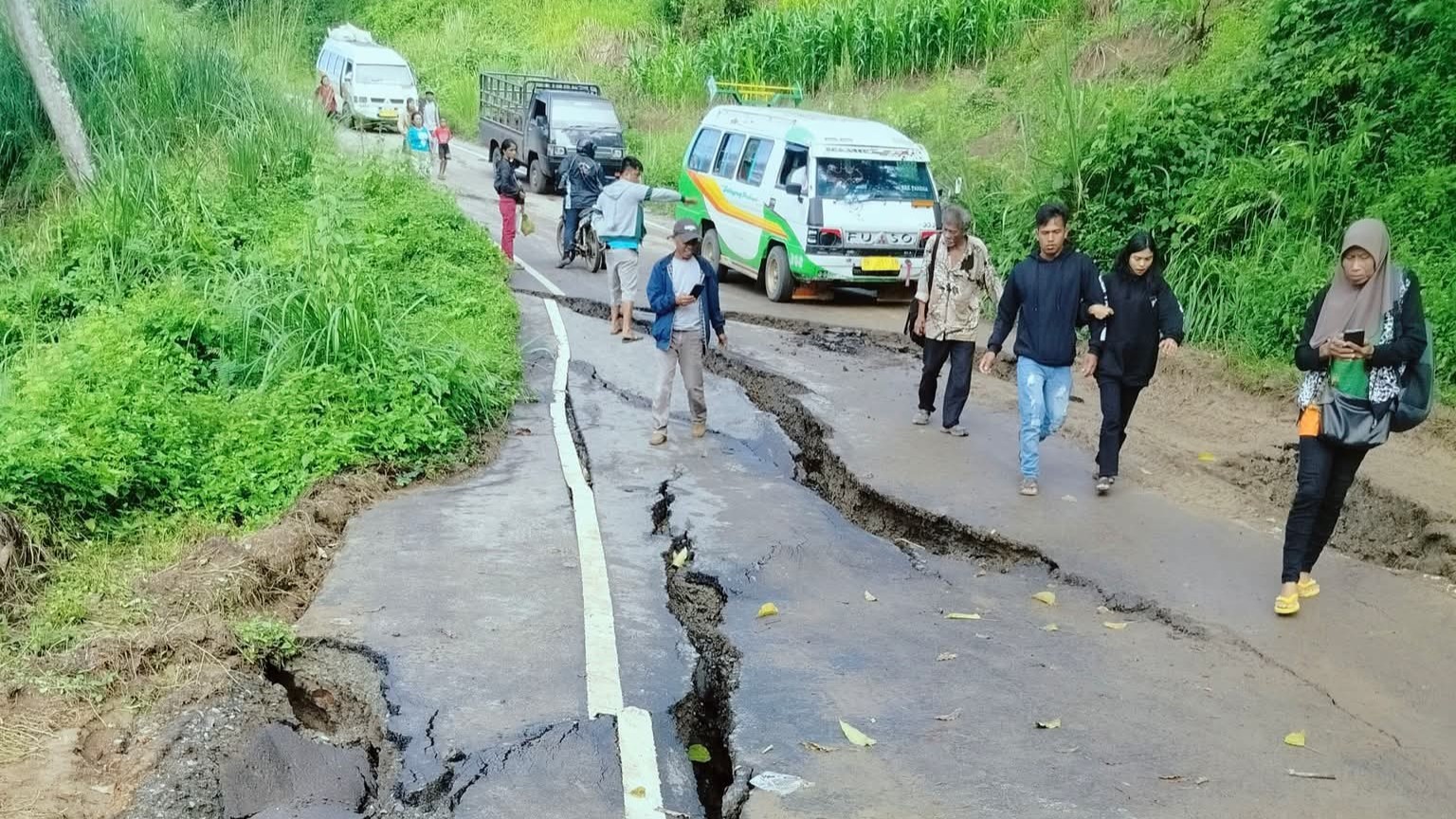 Jalan LMD di Kutabangun, Karo, retak dan amblas akibat curah hujan tinggi.