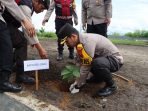 Wujudkan Lingkungan Hidup, Kapolres Dairi Bersama Masyarakat Tanam Pohon