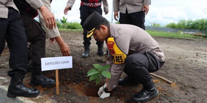Wujudkan Lingkungan Hidup, Kapolres Dairi Bersama Masyarakat Tanam Pohon