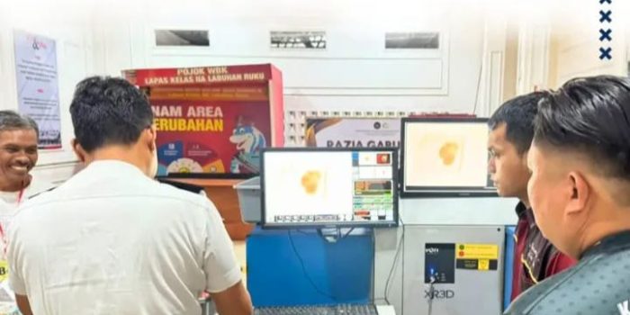 Petugas Lapas Labuhan Ruku memeriksa barang pengunjung dengan mesin X-ray.