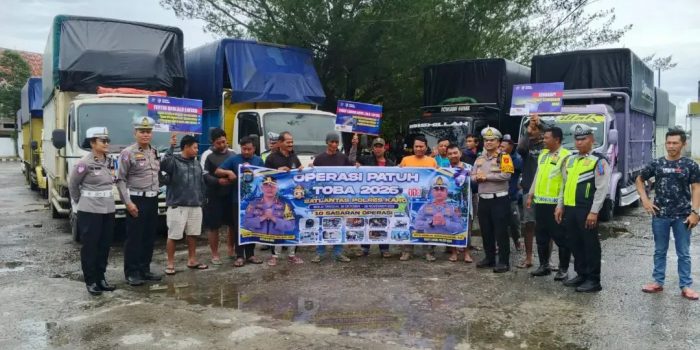 Satlantas Polres Karo melakukan pemeriksaan kendaraan dalam Operasi Patuh Toba 2026.